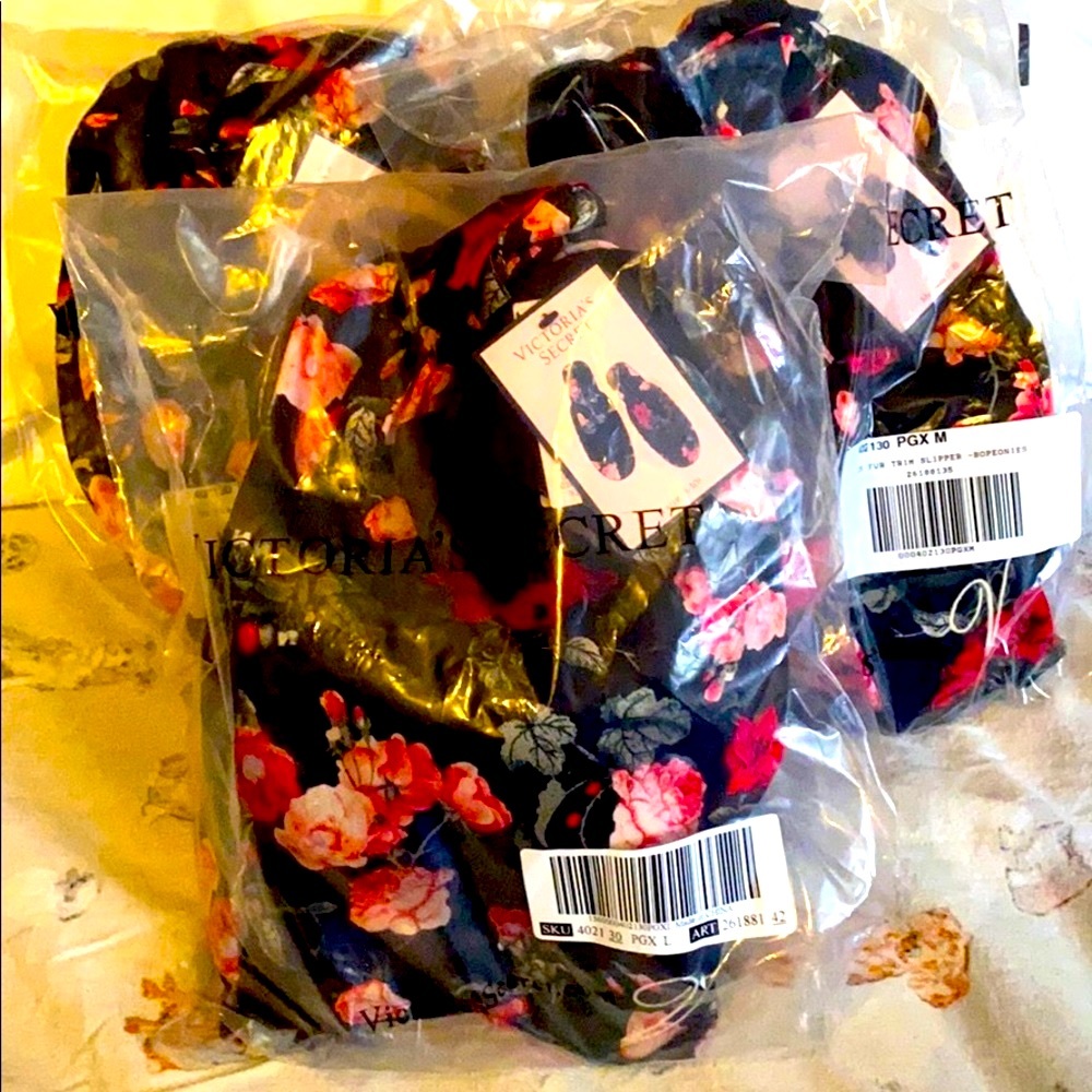 Victoria Secret: Signature Satin Faux Fur Slipper